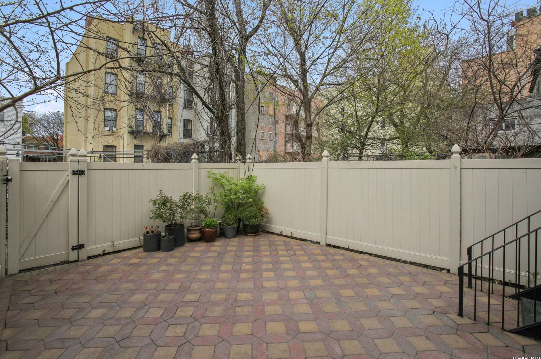 1077 Dekalb Ave, Brooklyn NY  11221-2307 exterior