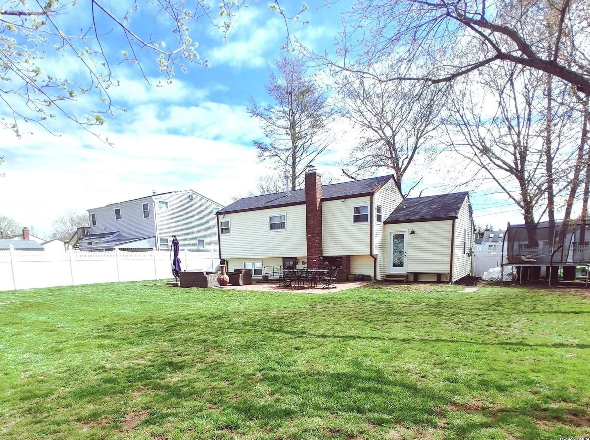 7 Marlboro Dr, Prt Jefferson Station NY  11776-3314 exterior