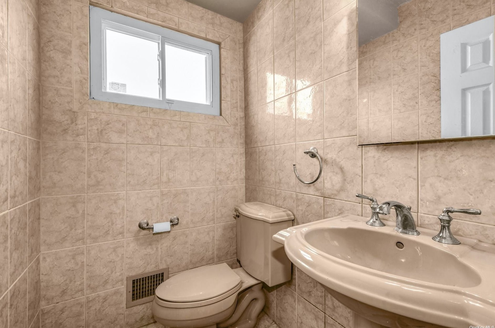 211 Oakwood Rd, Hunt NY  11743-4252 exterior