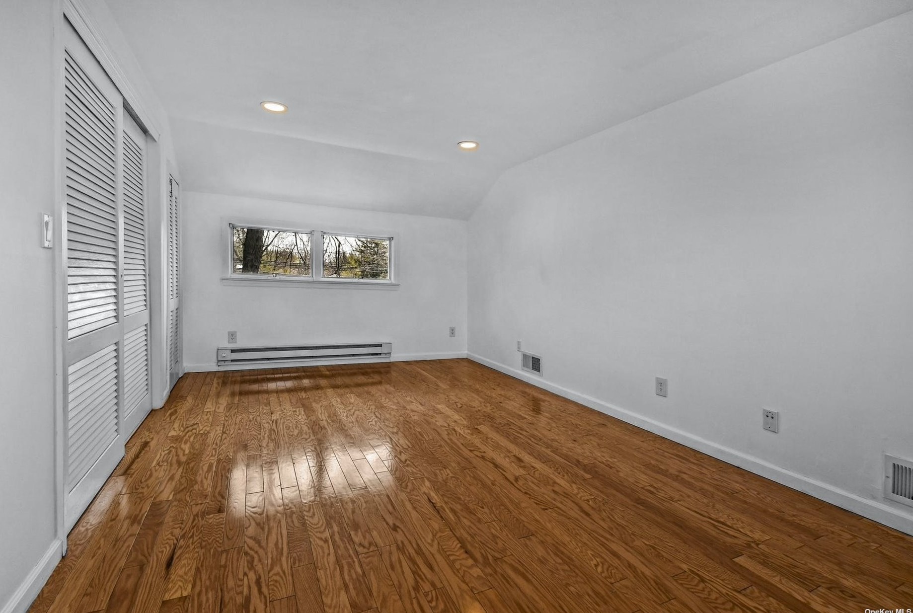 211 Oakwood Rd, Hunt NY  11743-4252 exterior