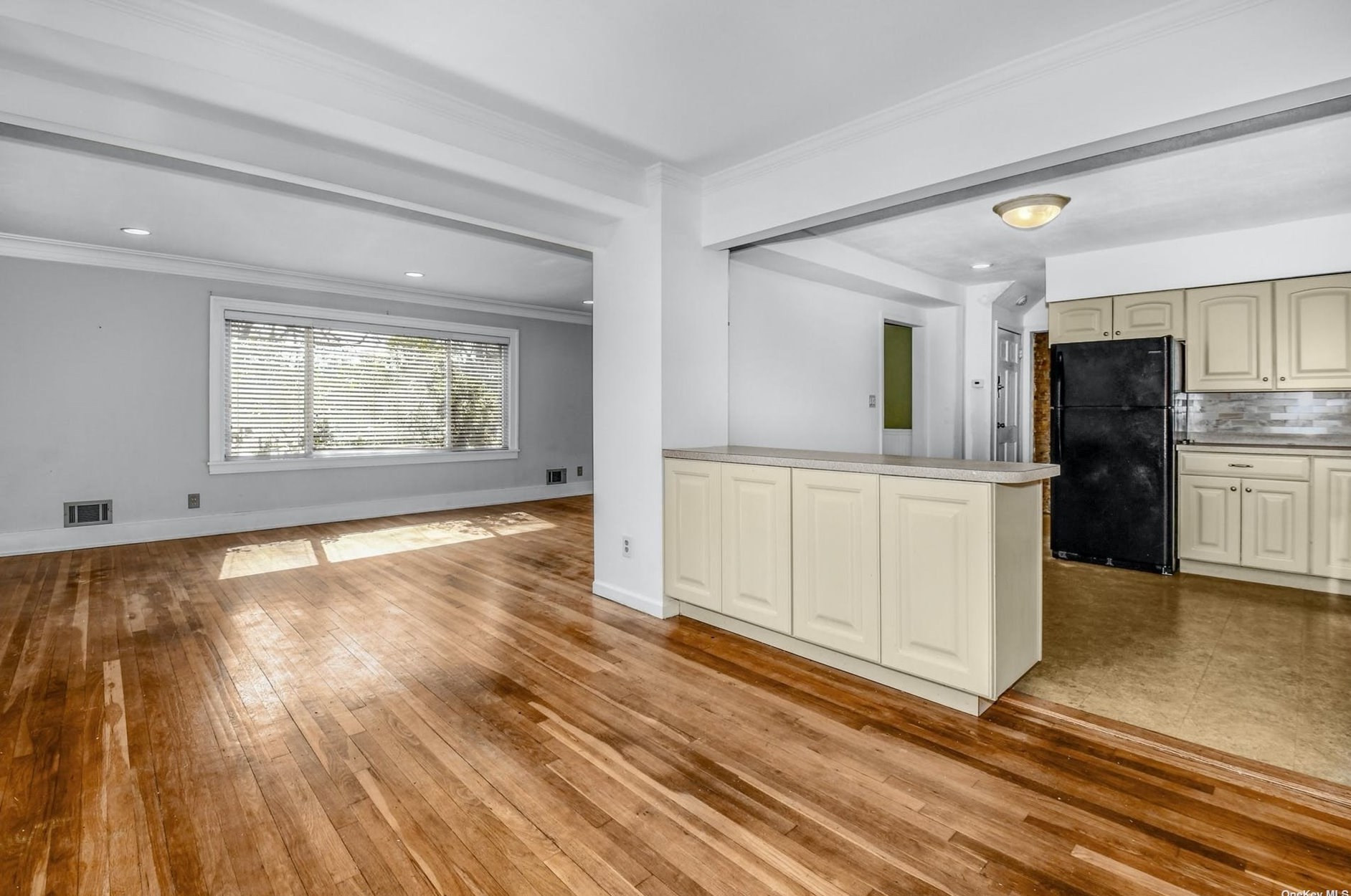 211 Oakwood Rd, Hunt NY  11743-4252 exterior