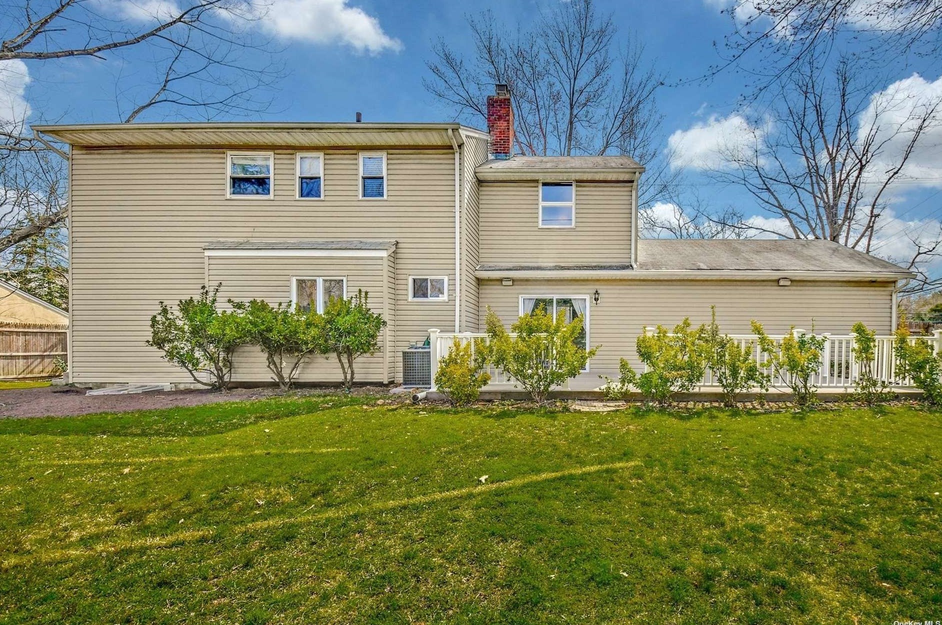 211 Oakwood Rd, Hunt NY  11743-4252 exterior