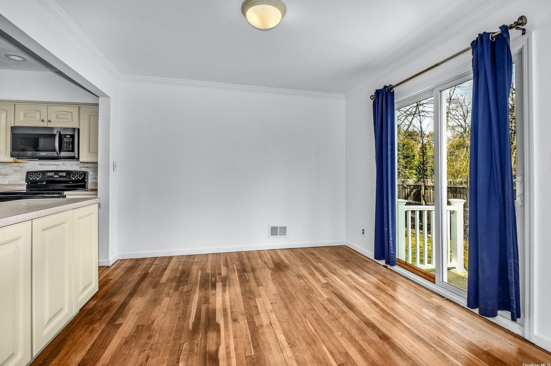 211 Oakwood Rd, Hunt NY  11743-4252 exterior