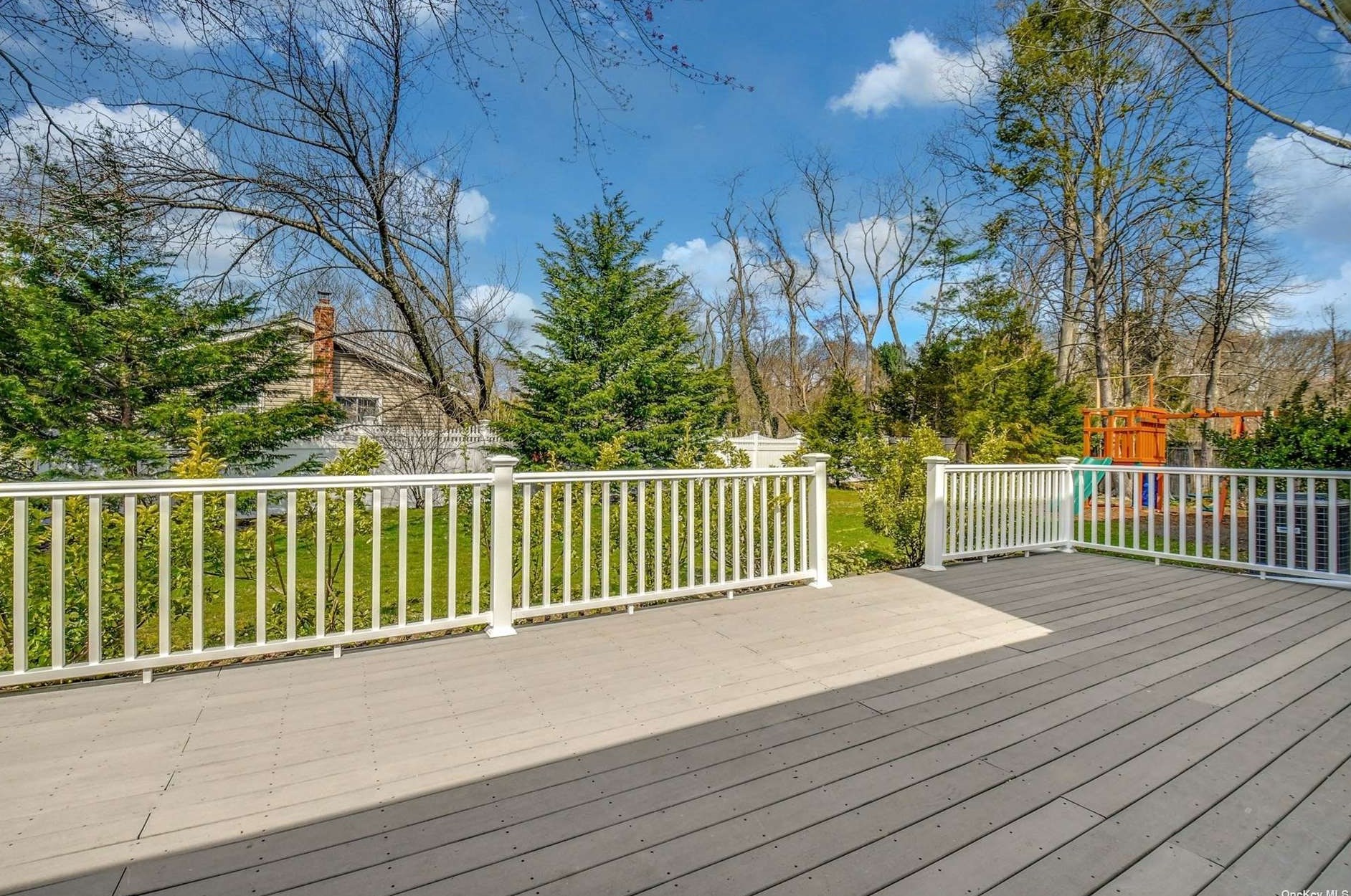 211 Oakwood Rd, Hunt NY  11743-4252 exterior