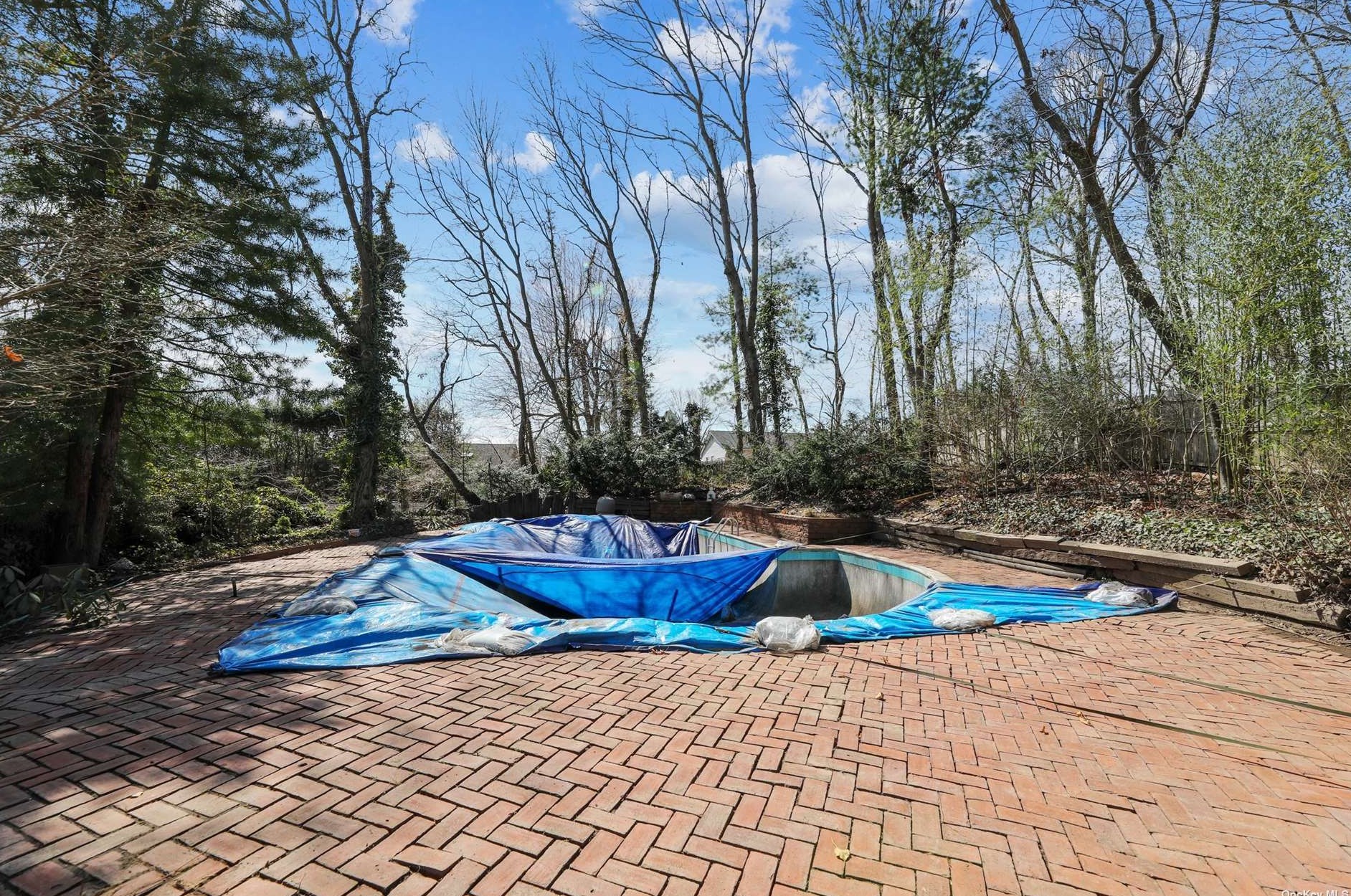 11 Sorgi Ct, Hicksville NY  11803-1822 exterior