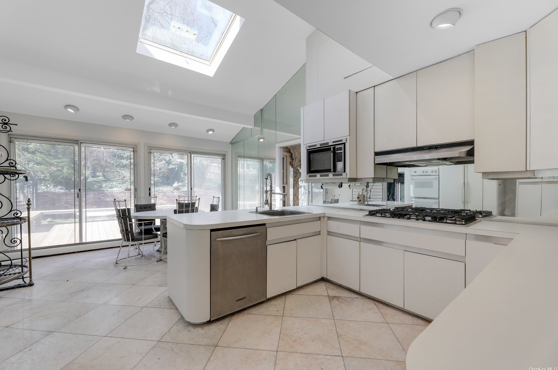 11 Sorgi Ct, Hicksville NY  11803-1822 exterior