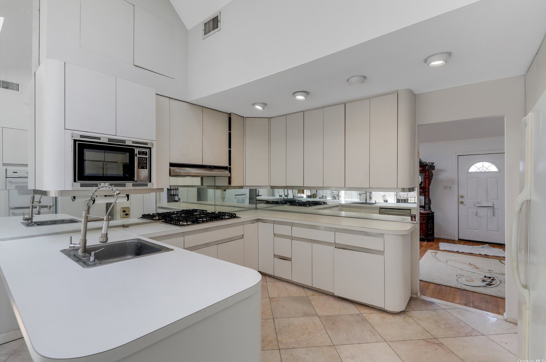 11 Sorgi Ct, Hicksville NY  11803-1822 exterior