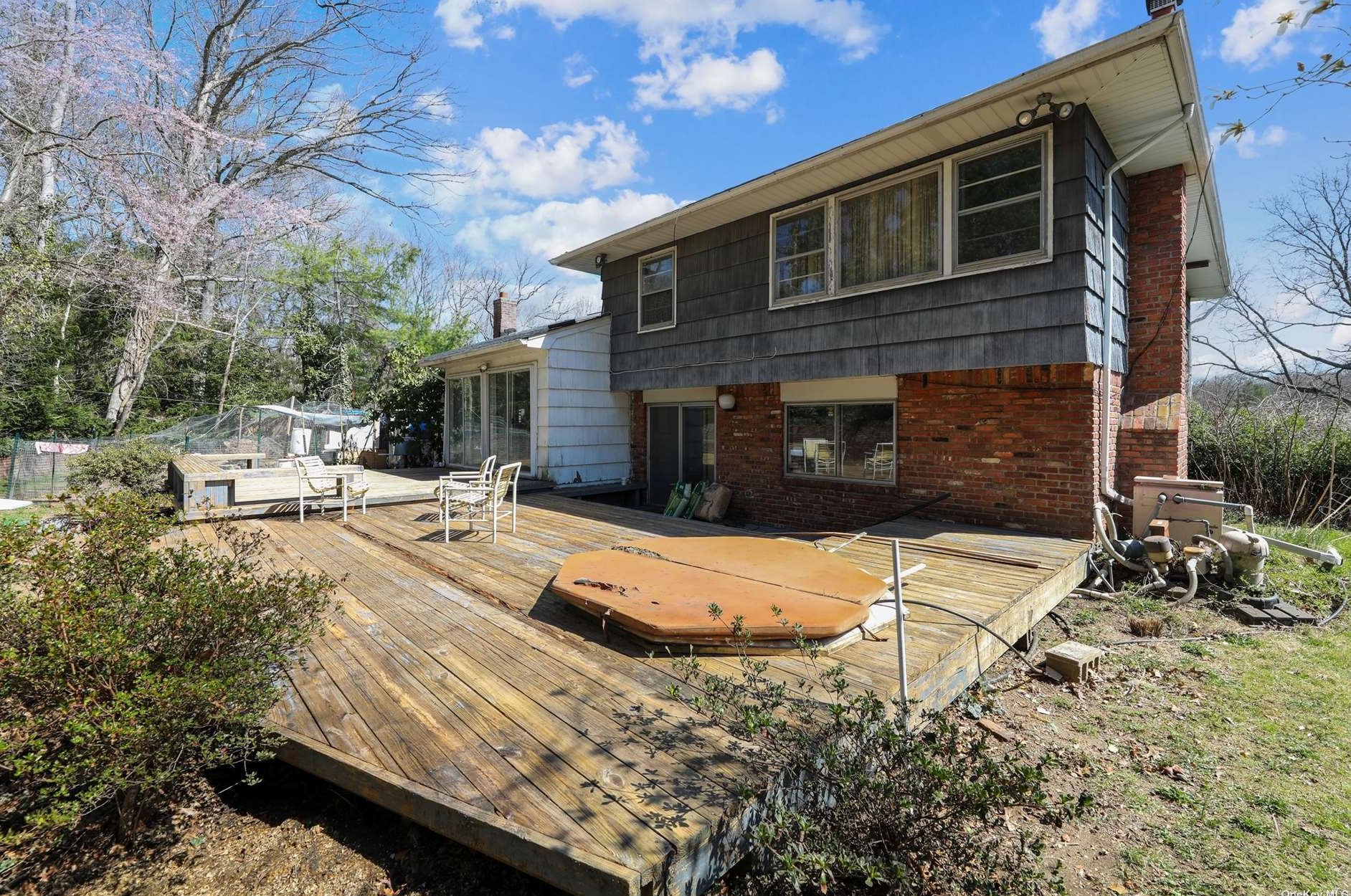 11 Sorgi Ct, Hicksville NY  11803-1822 exterior