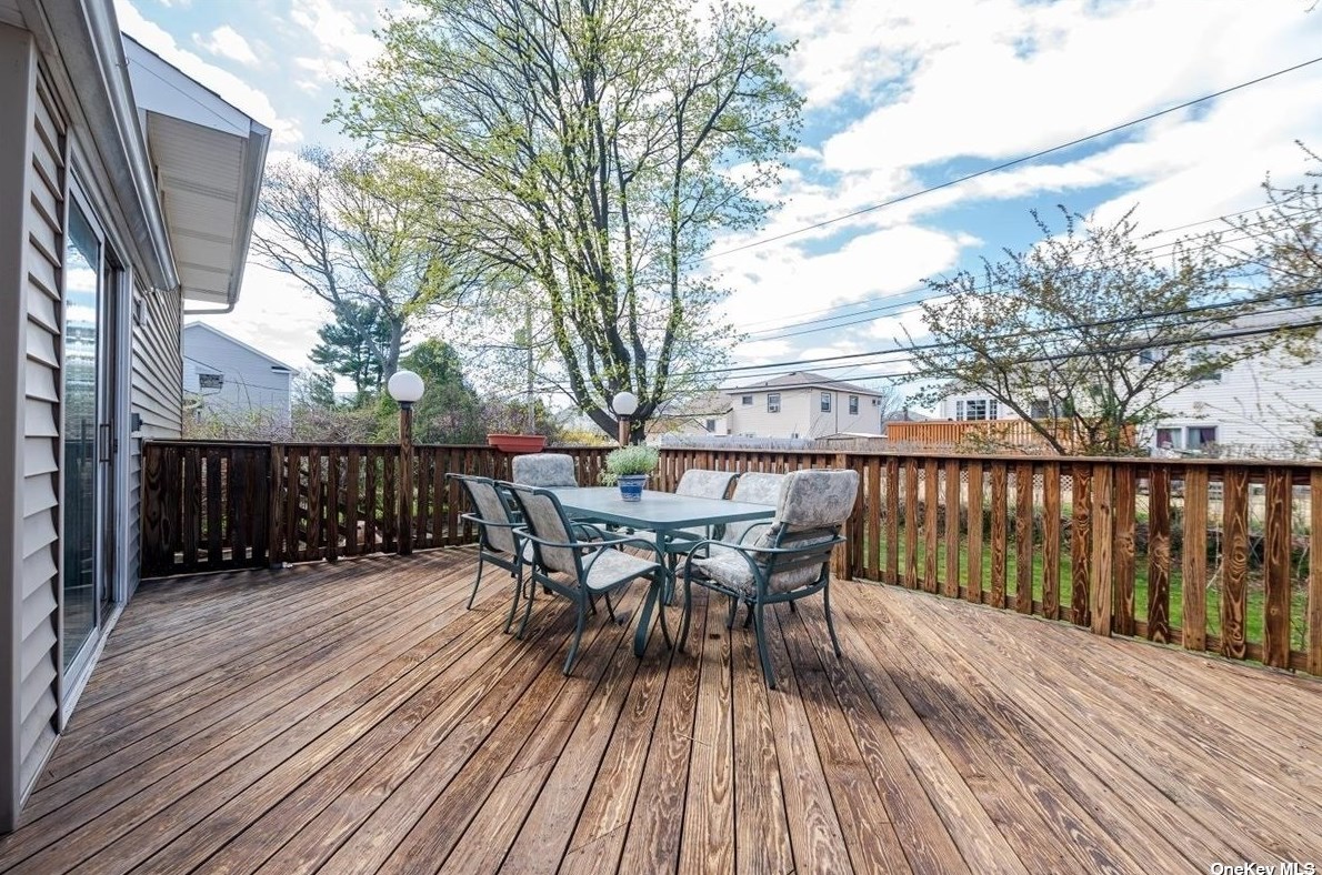 8 Marsak Ln, Syosset NY  11791-4729 exterior