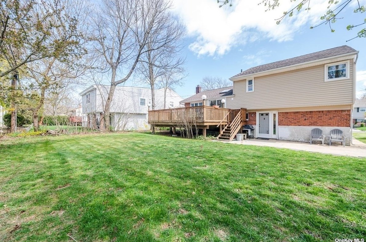 8 Marsak Ln, Syosset NY  11791-4729 exterior