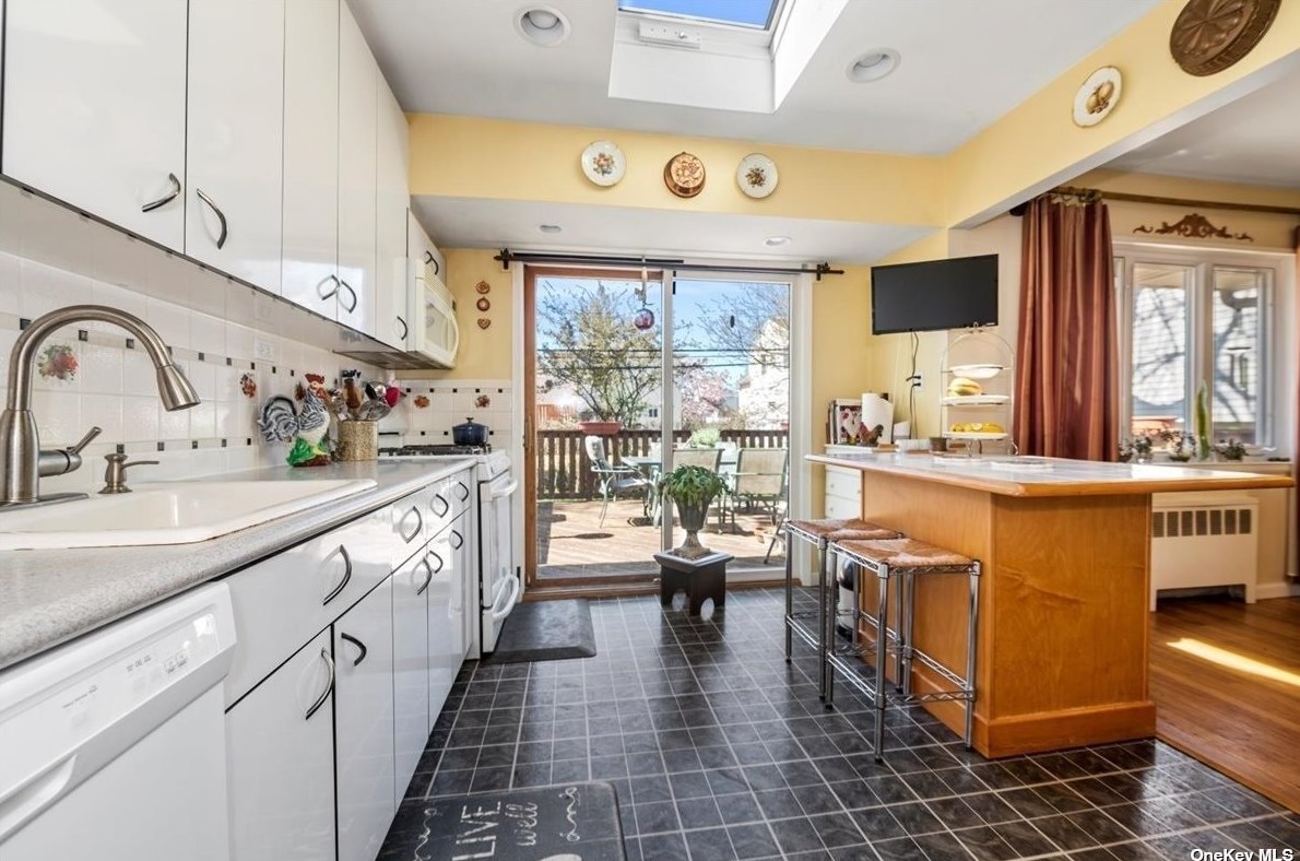 8 Marsak Ln, Syosset NY  11791-4729 exterior