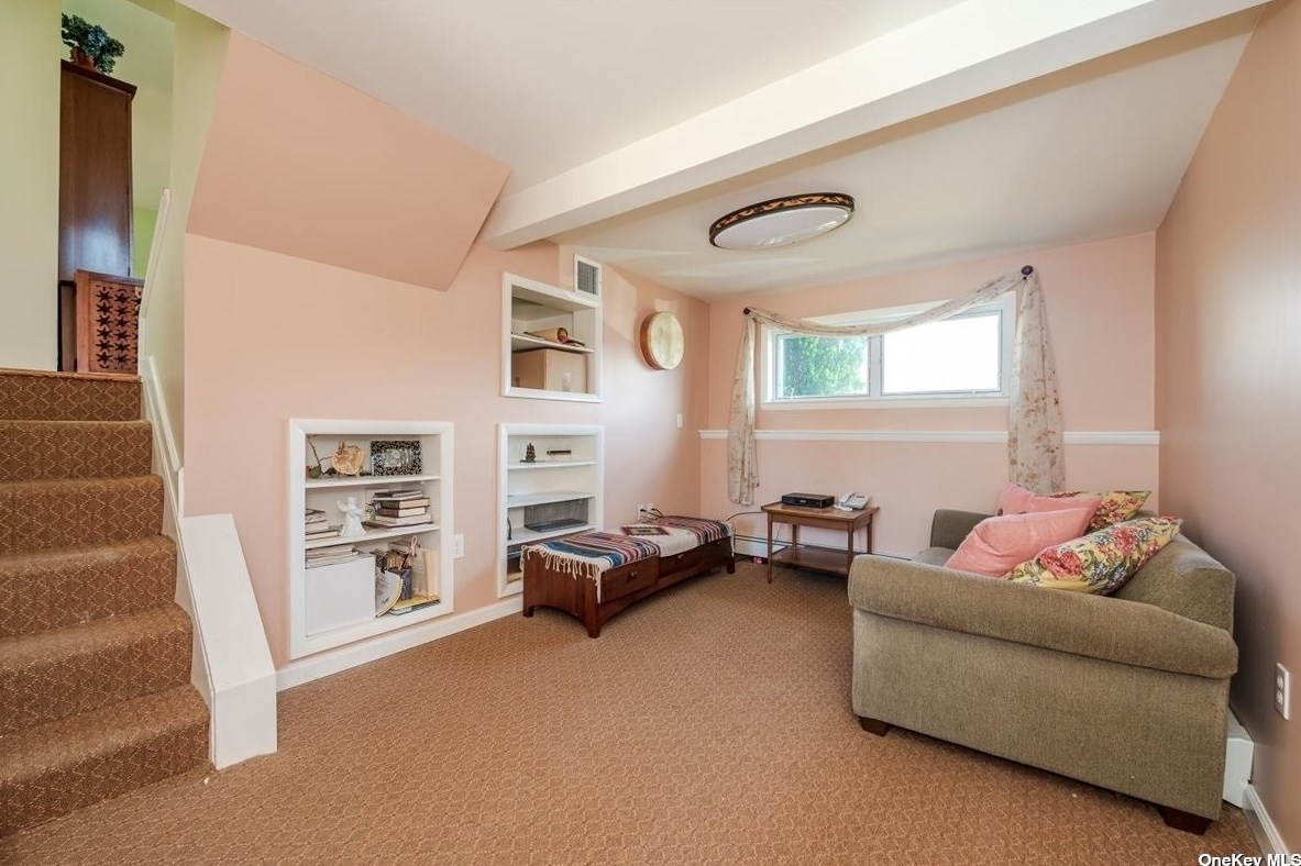 8 Marsak Ln, Syosset NY  11791-4729 exterior