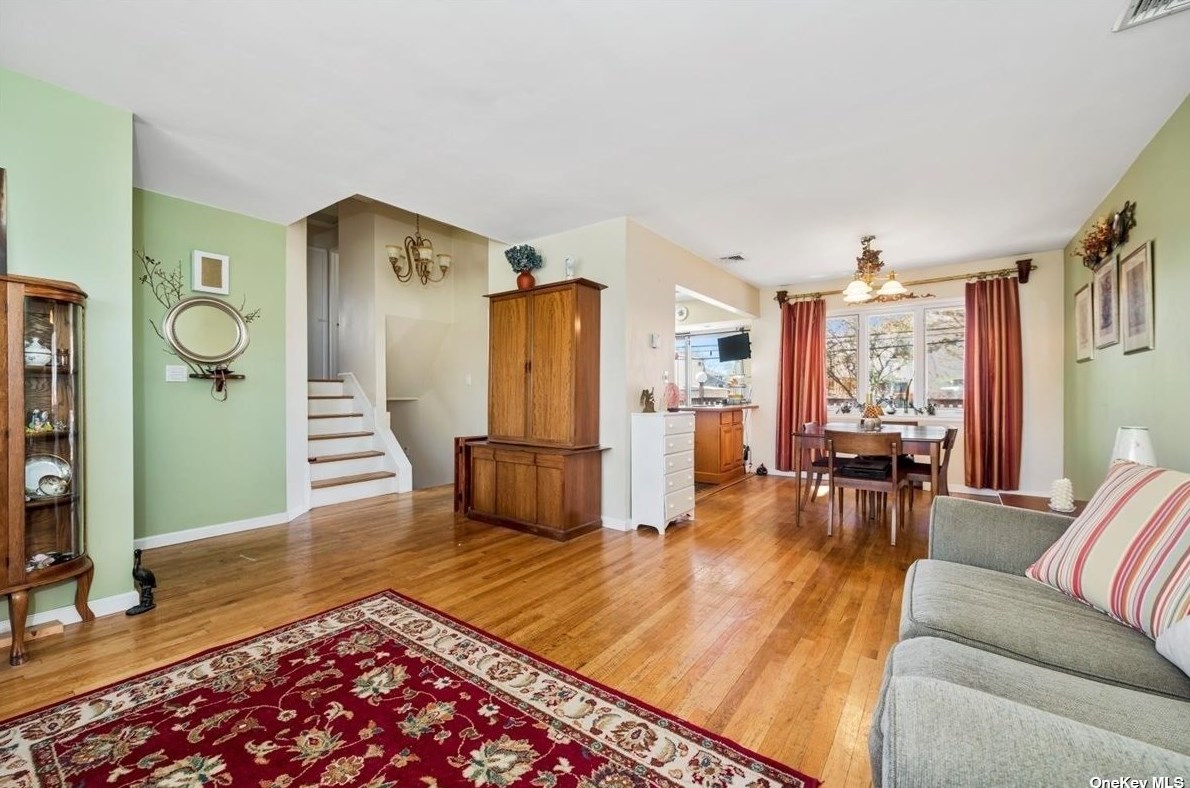 8 Marsak Ln, Syosset NY  11791-4729 exterior