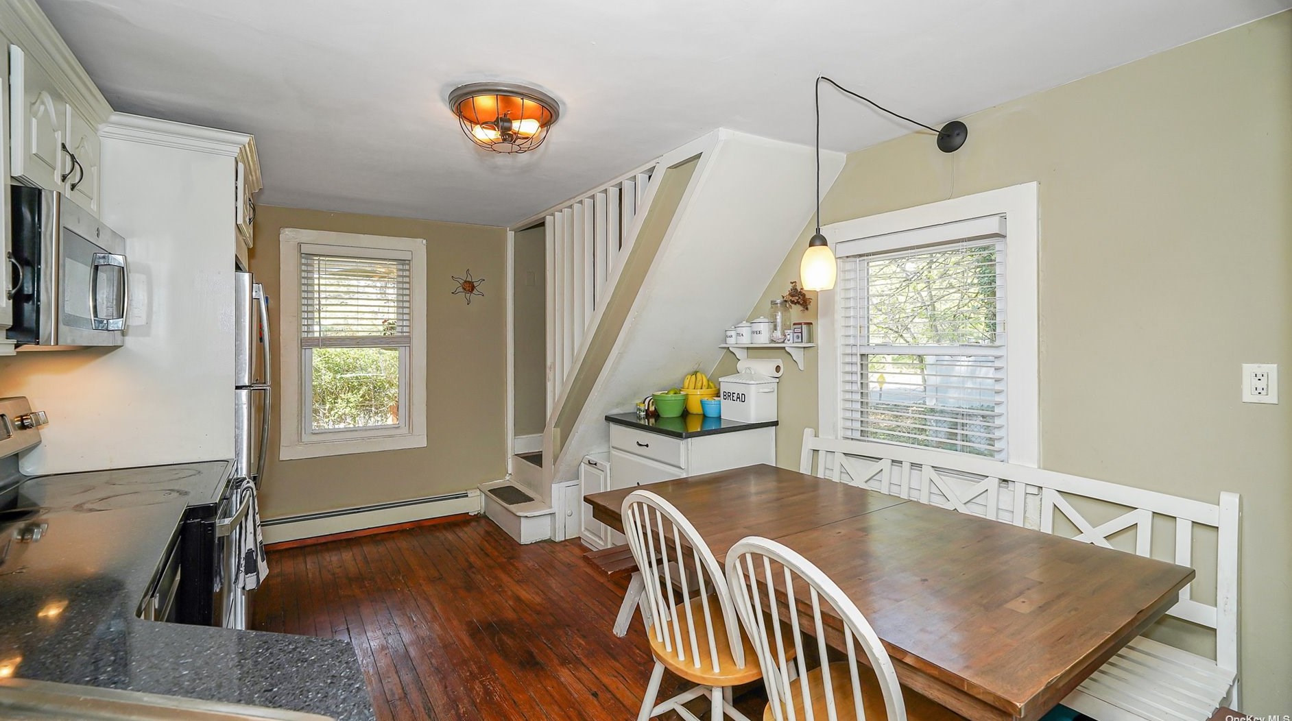 102 Harbor Hill Rd, East Hills NY  11577-1531 exterior