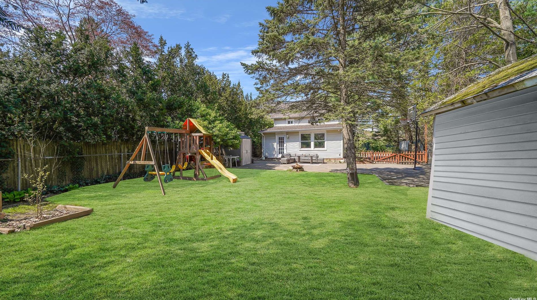 102 Harbor Hill Rd, East Hills NY  11577-1531 exterior