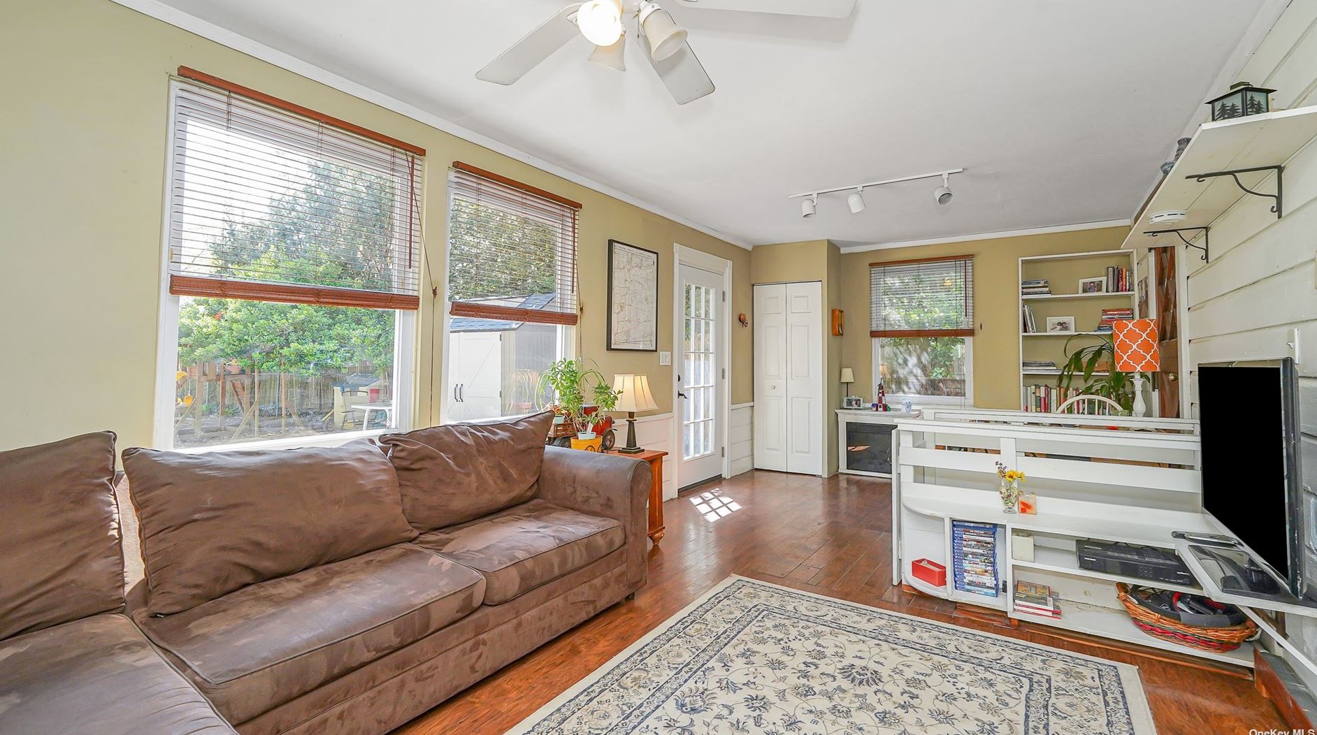 102 Harbor Hill Rd, East Hills NY  11577-1531 exterior