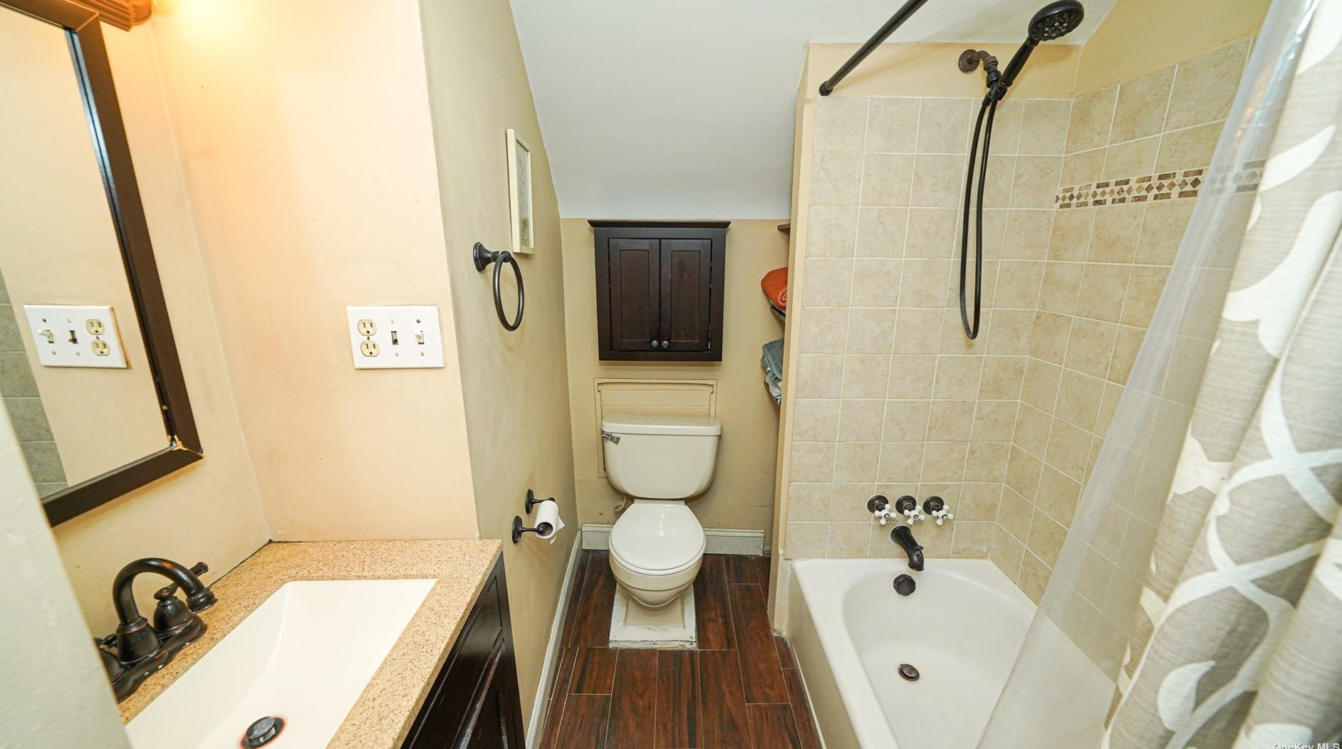 102 Harbor Hill Rd, East Hills NY  11577-1531 exterior