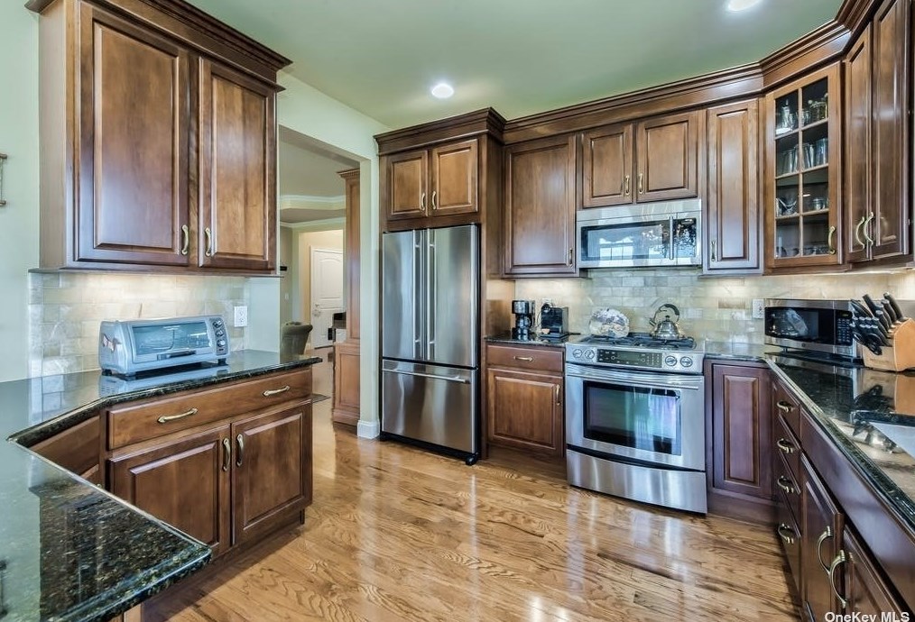 131 Roosevelt Way, Westbury NY  11590-6668 exterior