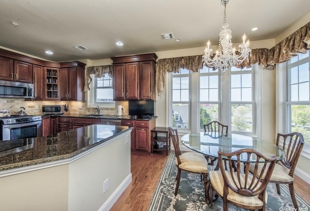 131 Roosevelt Way, Westbury NY  11590-6668 exterior