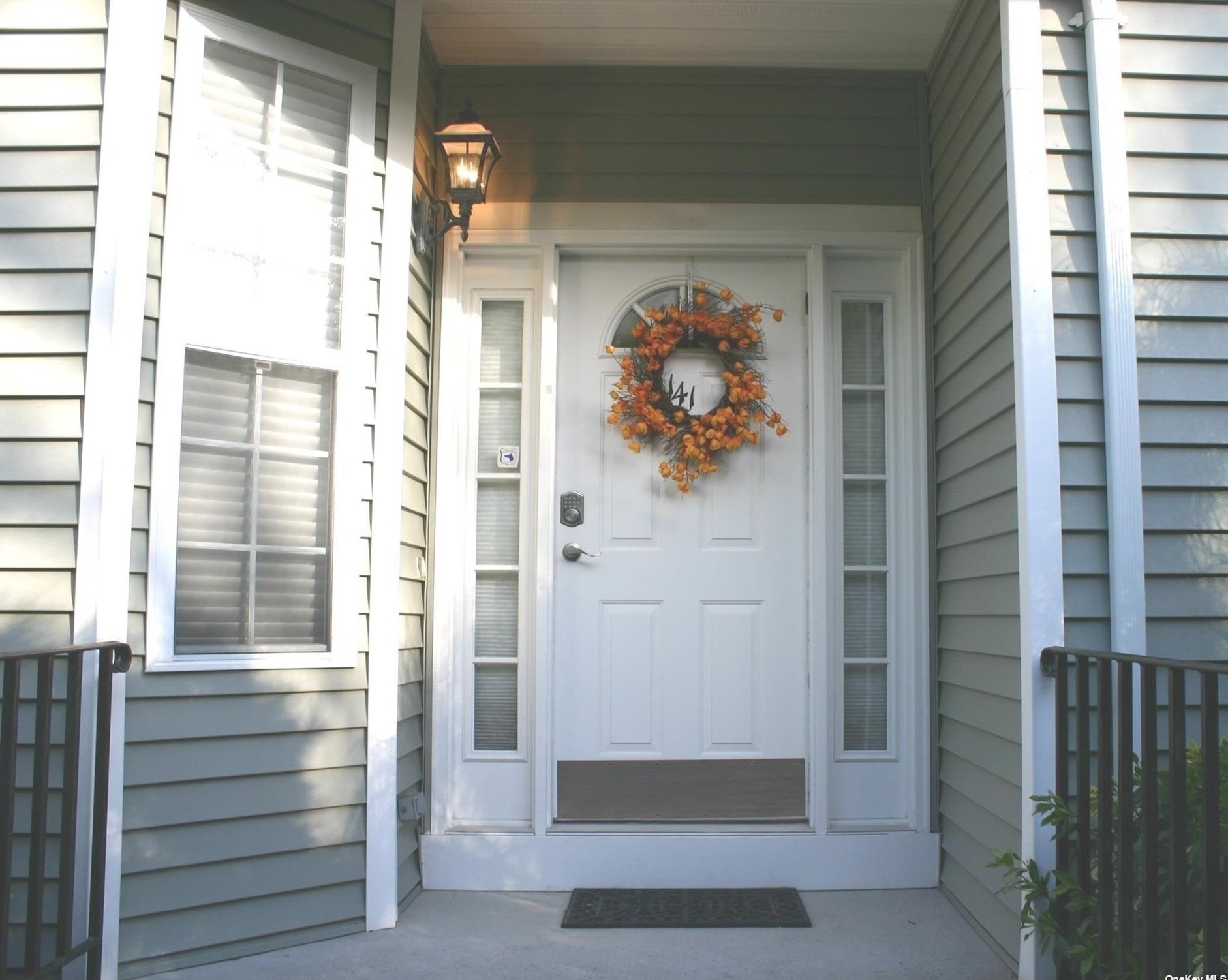 141 Paddington Cir, Smithtown NY  11787-5905 exterior