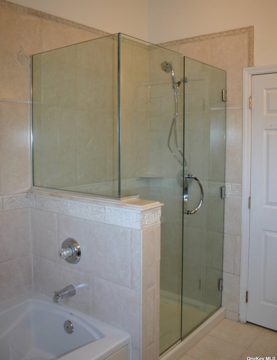 141 Paddington Cir, Smithtown NY  11787-5905 exterior