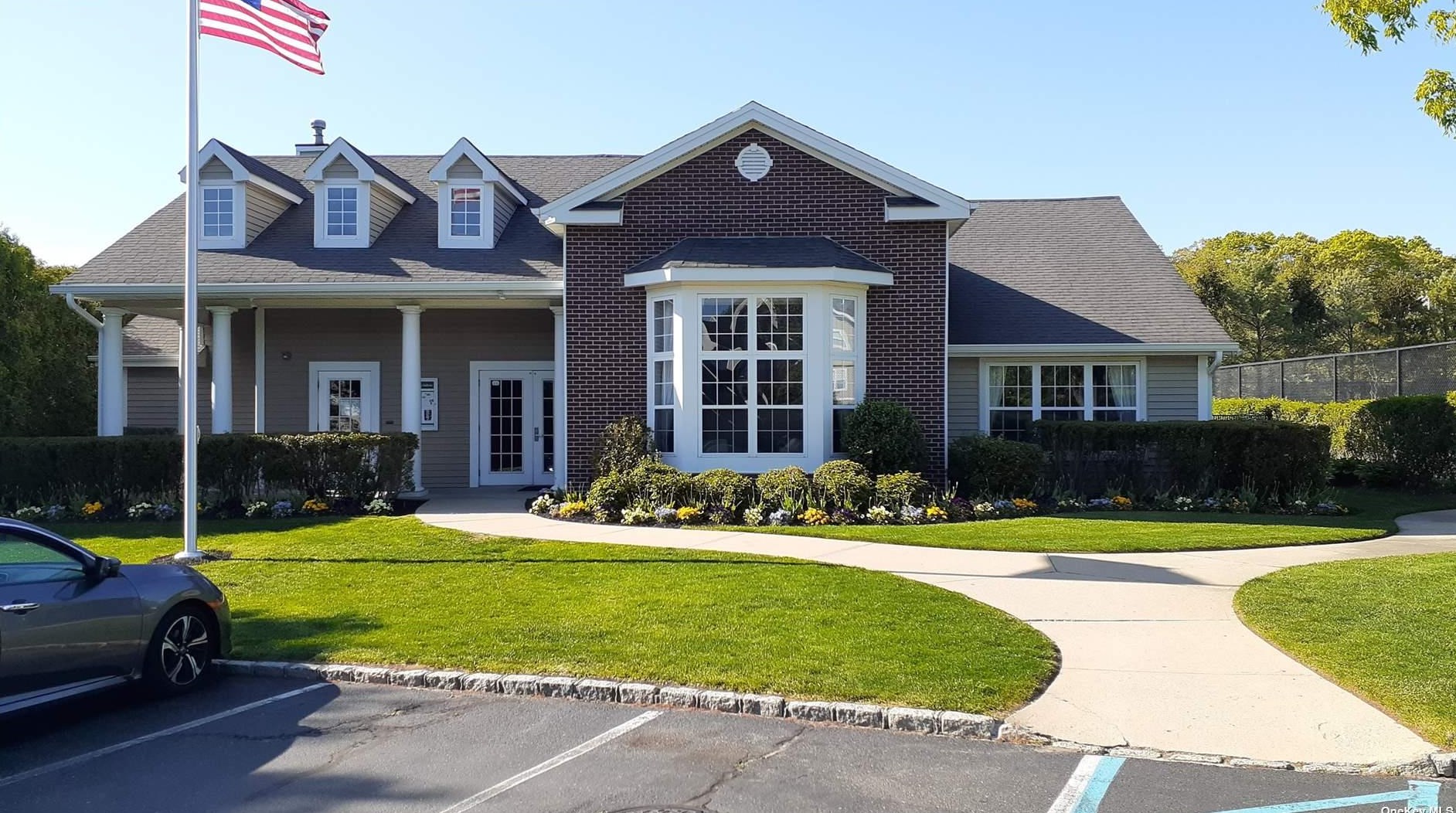 141 Paddington Cir, Smithtown NY  11787-5905 exterior