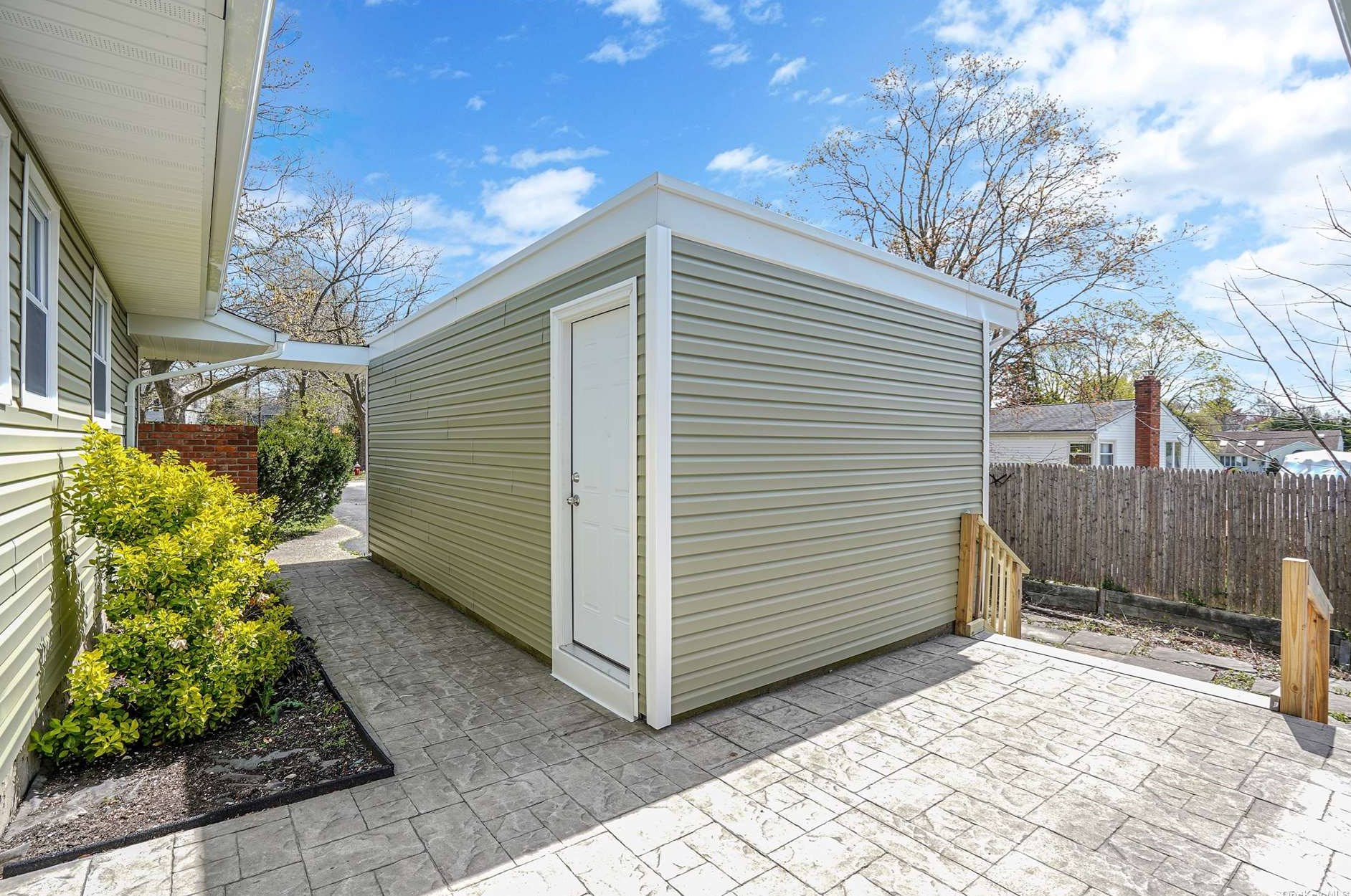 6 Monroe Ct, Smithtown NY  11787-1267 exterior