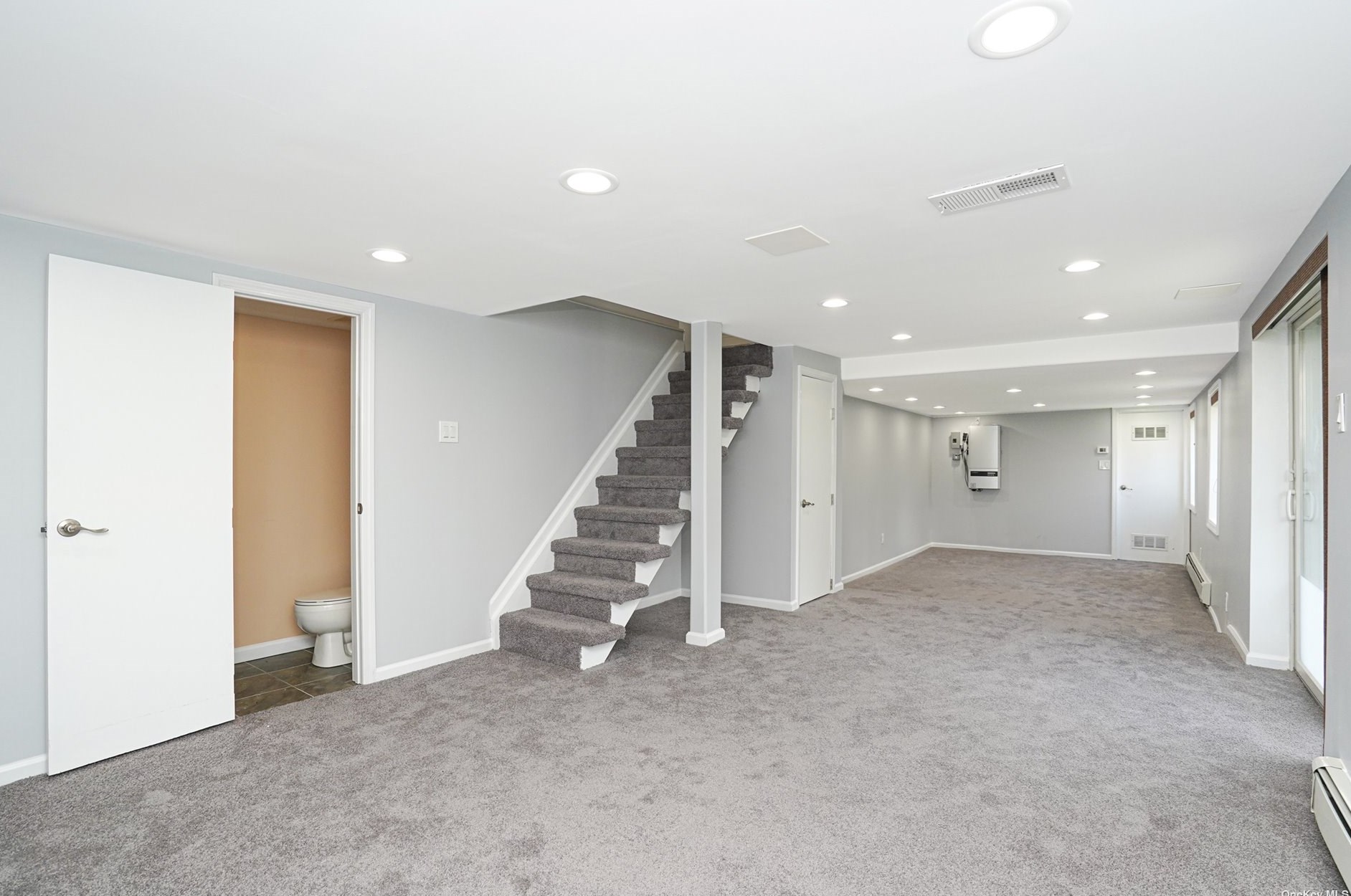 6 Monroe Ct, Smithtown NY  11787-1267 exterior