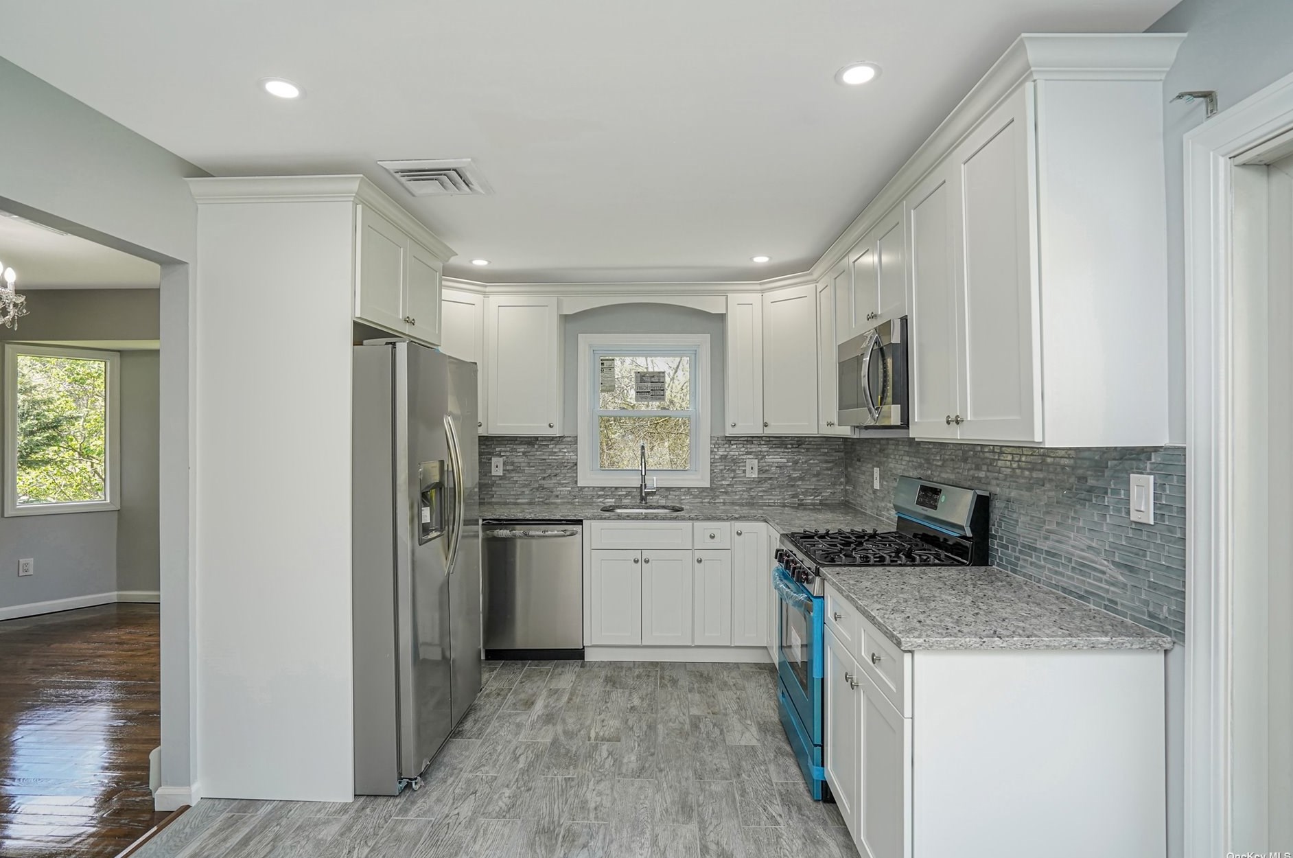 6 Monroe Ct, Smithtown NY  11787-1267 exterior