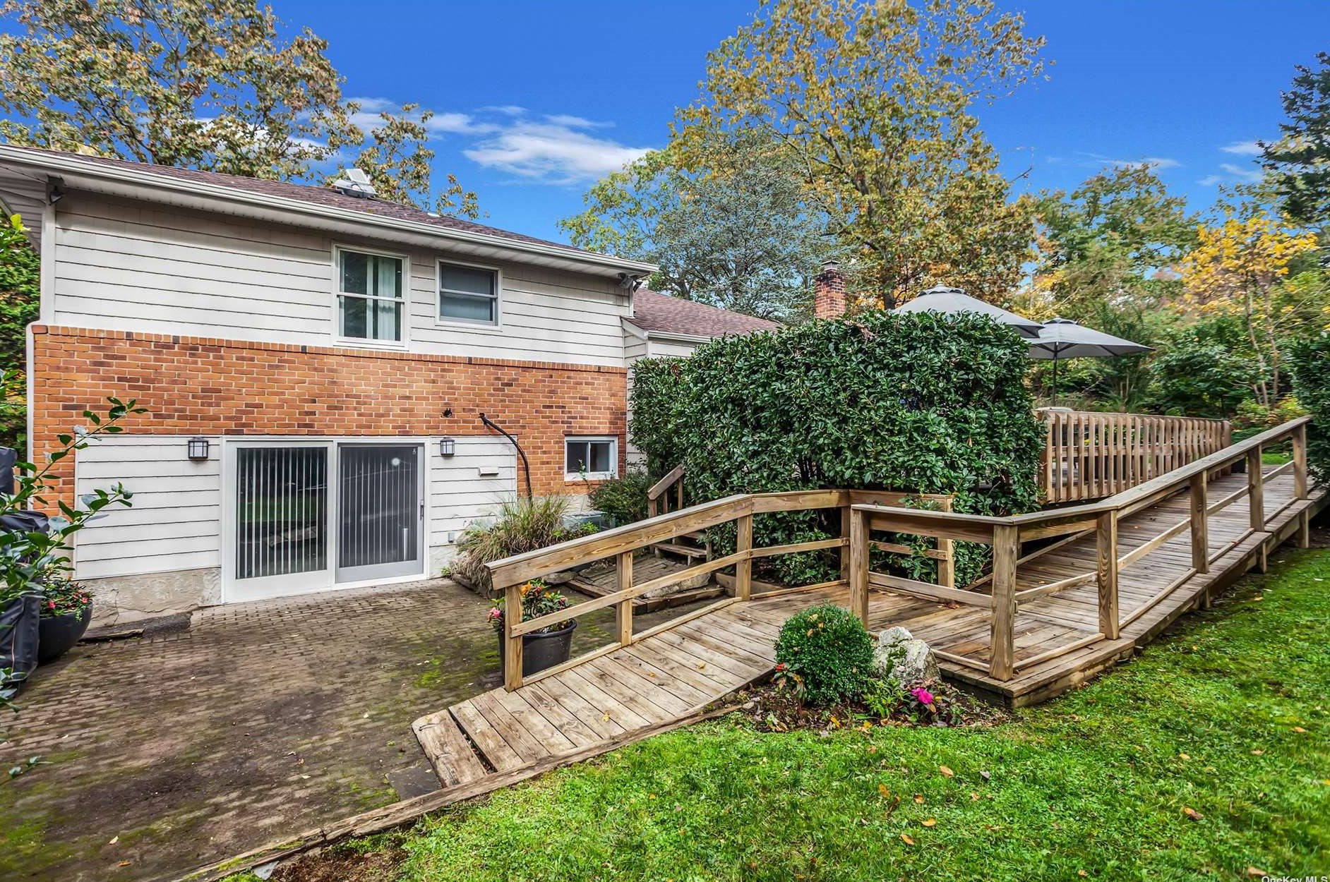 10 Swan Ct, Hunt NY  11743-6523 exterior