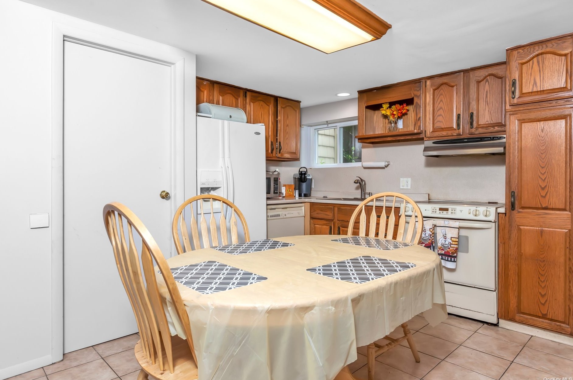 10 Swan Ct, Hunt NY  11743-6523 exterior