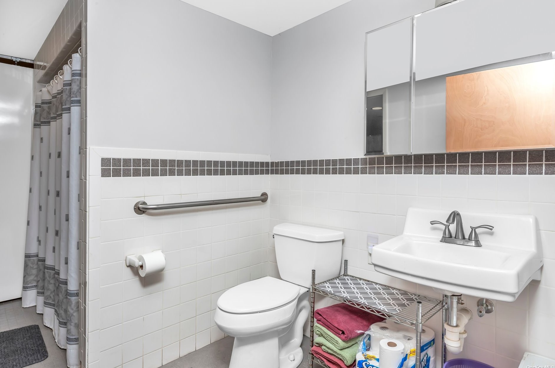 10 Swan Ct, Hunt NY  11743-6523 exterior