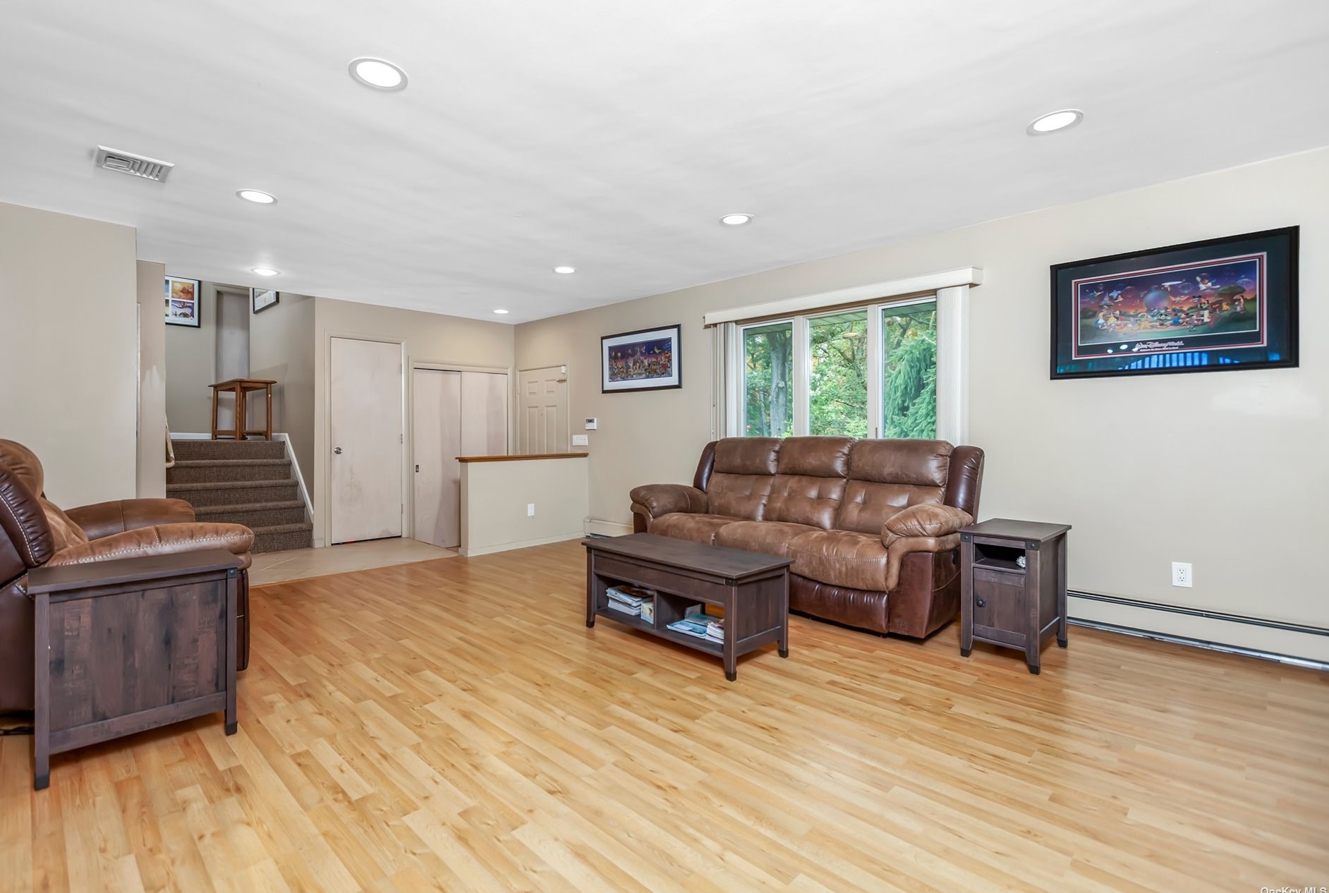 10 Swan Ct, Hunt NY  11743-6523 exterior