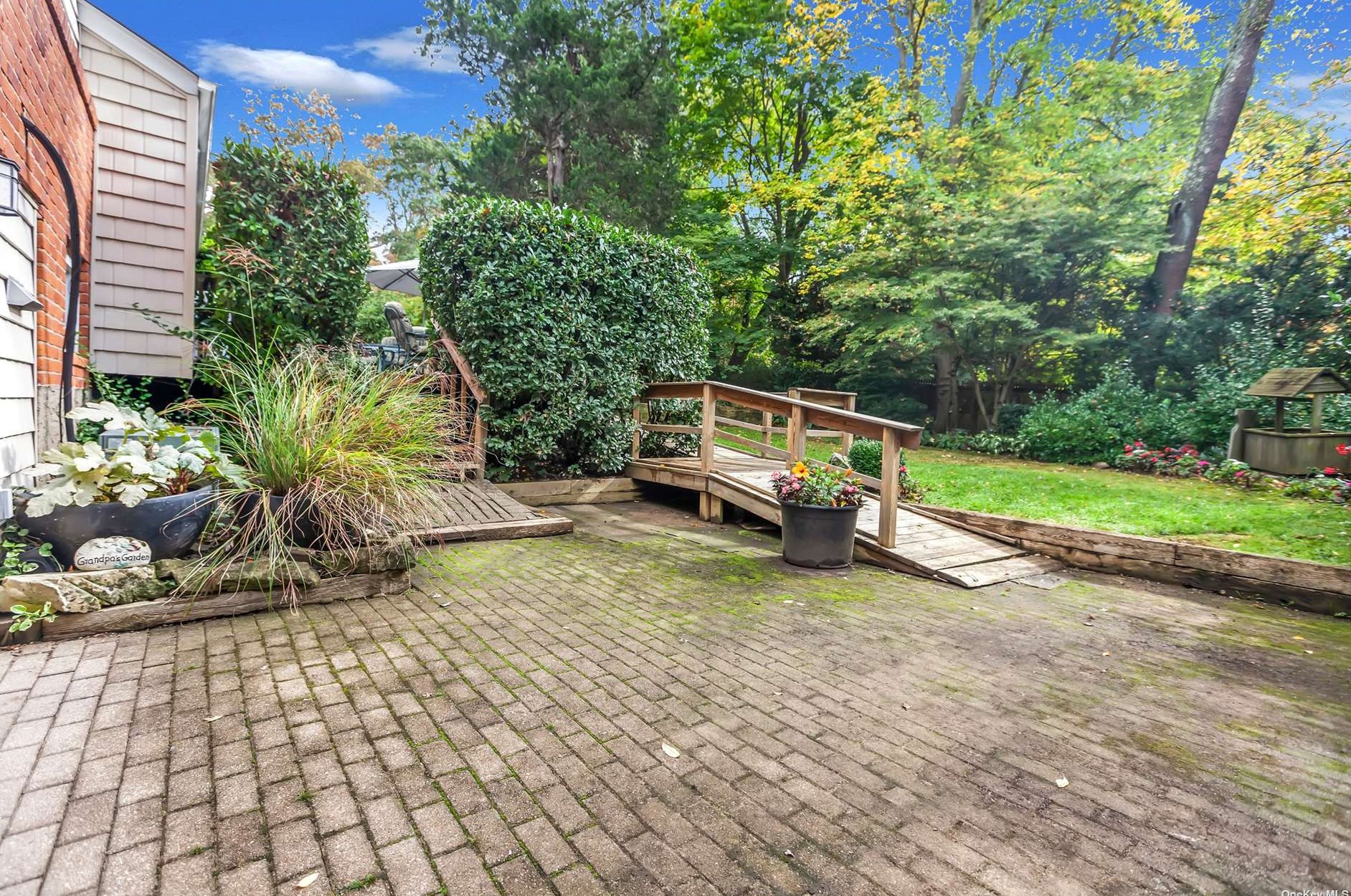 10 Swan Ct, Hunt NY  11743-6523 exterior