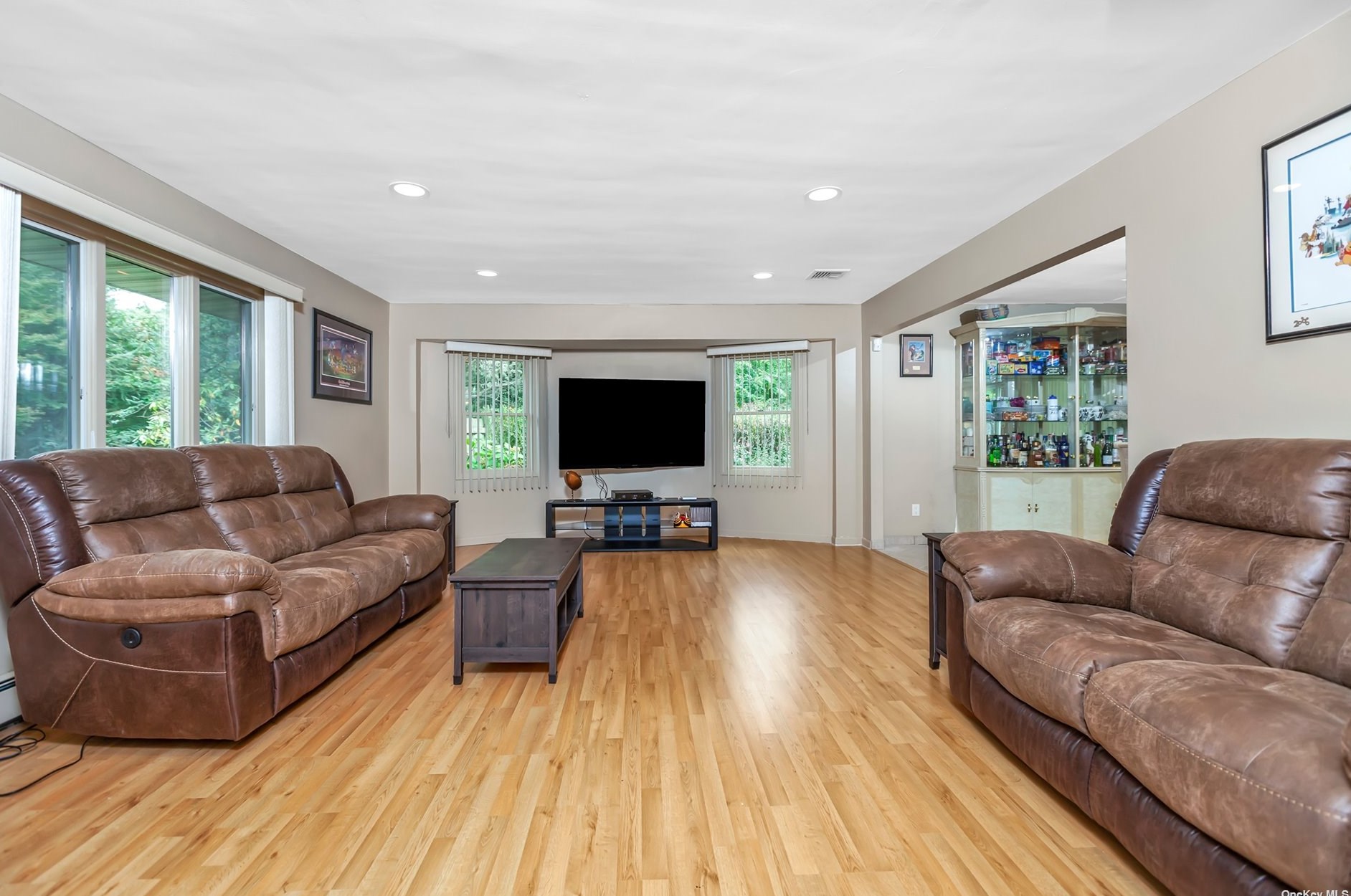 10 Swan Ct, Hunt NY  11743-6523 exterior