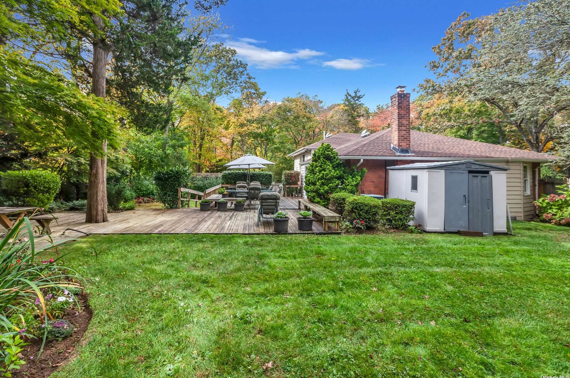 10 Swan Ct, Hunt NY  11743-6523 exterior