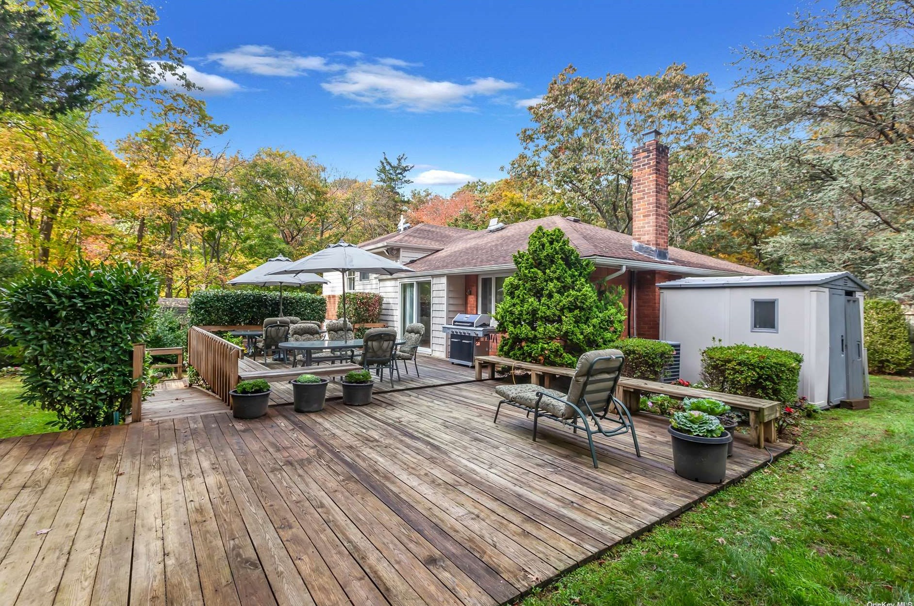 10 Swan Ct, Hunt NY  11743-6523 exterior