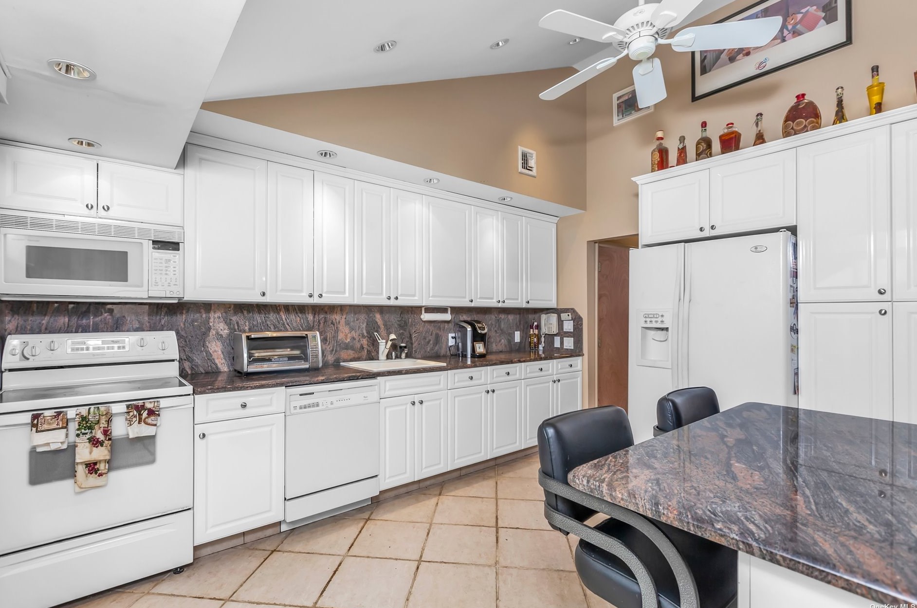 10 Swan Ct, Hunt NY  11743-6523 exterior