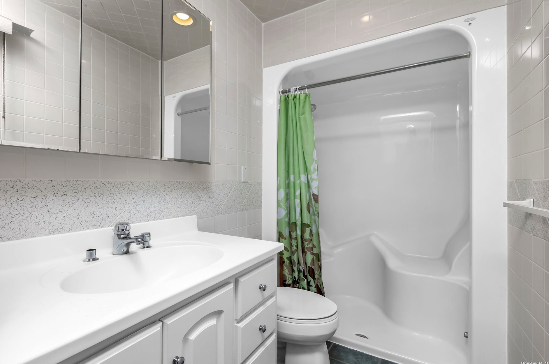 10 Swan Ct, Hunt NY  11743-6523 exterior