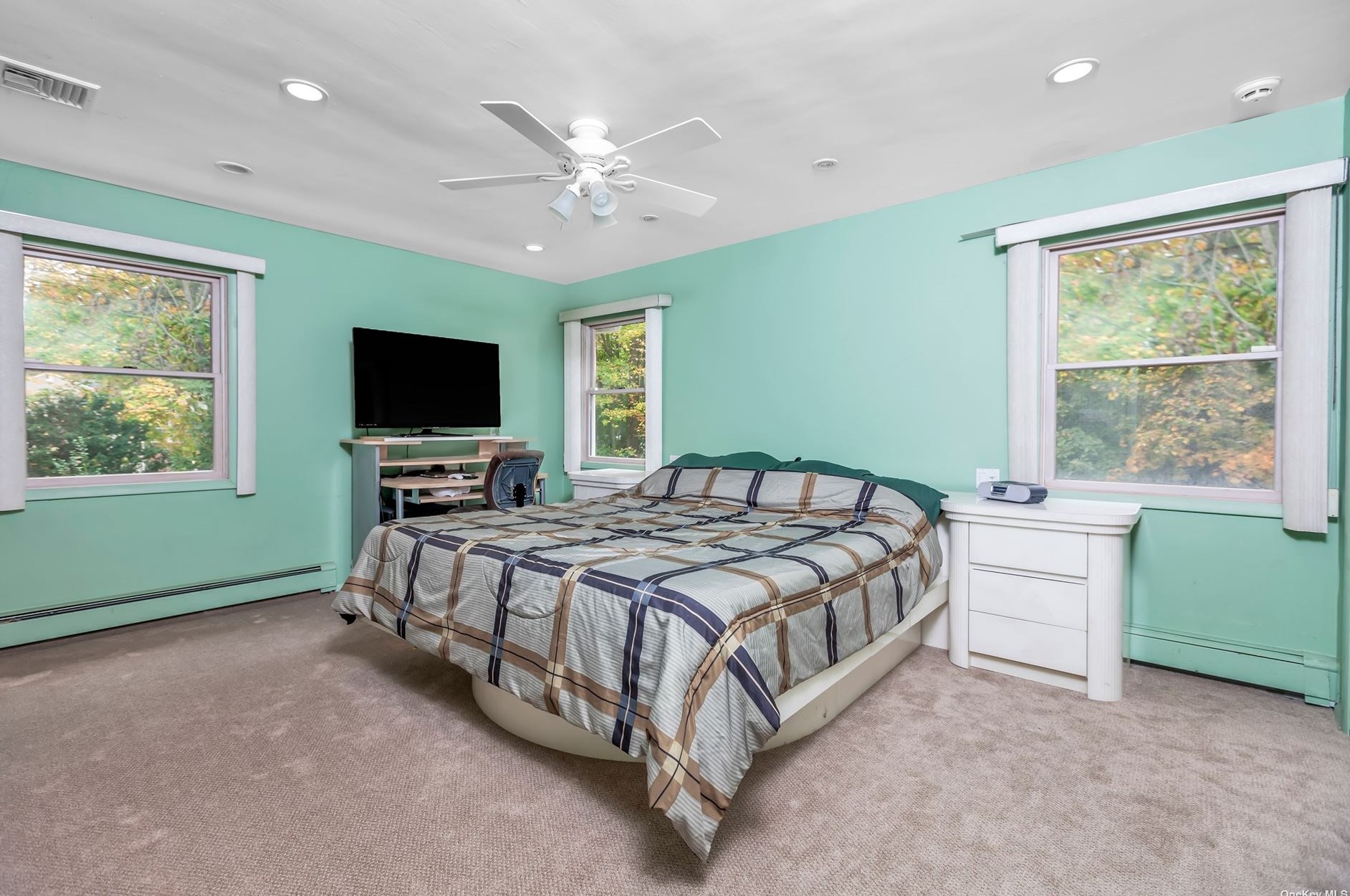 10 Swan Ct, Hunt NY  11743-6523 exterior