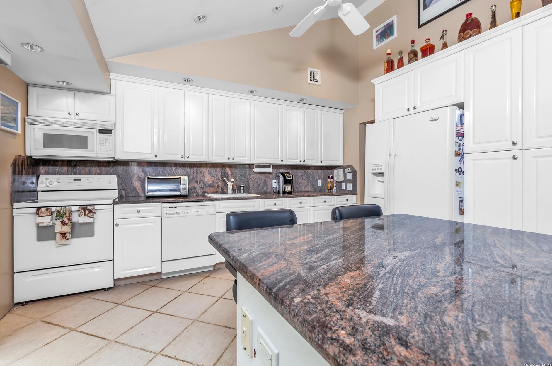 10 Swan Ct, Hunt NY  11743-6523 exterior