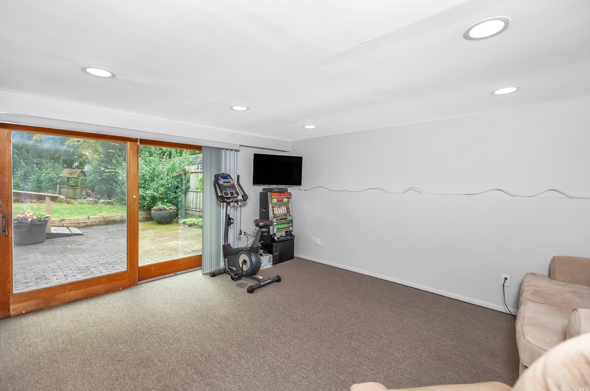 10 Swan Ct, Hunt NY  11743-6523 exterior