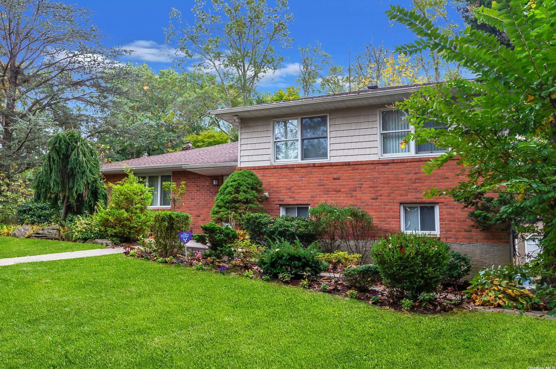 10 Swan Ct, Hunt NY  11743-6523 exterior