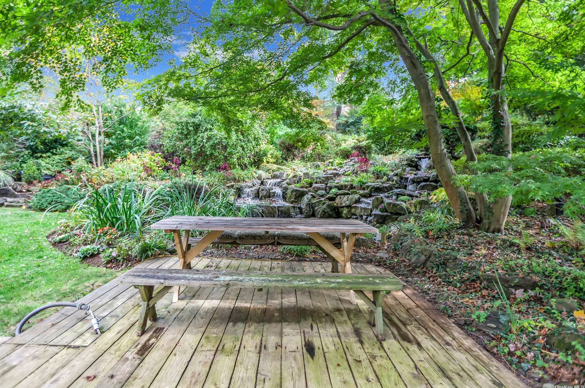 10 Swan Ct, Hunt NY  11743-6523 exterior