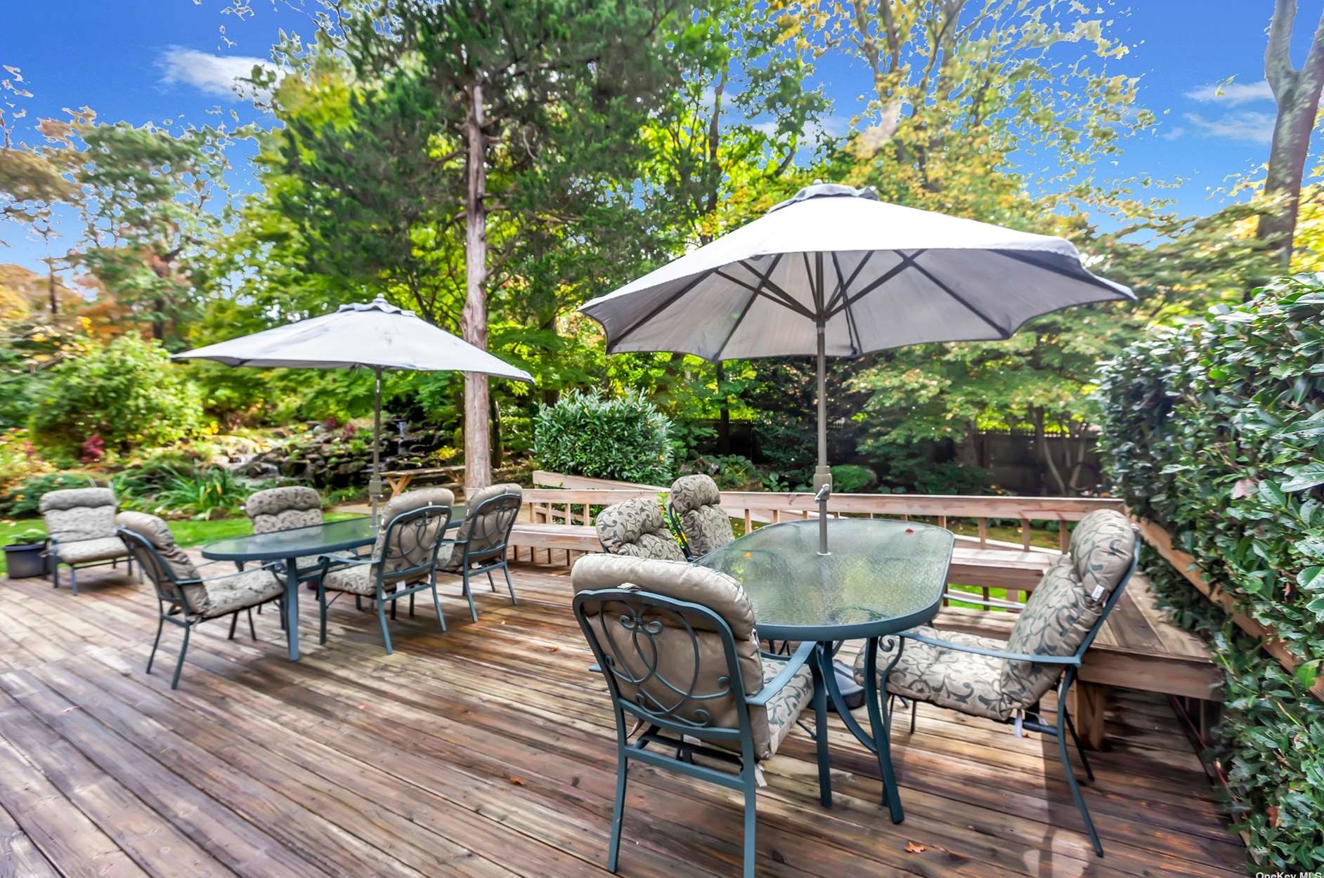 10 Swan Ct, Hunt NY  11743-6523 exterior