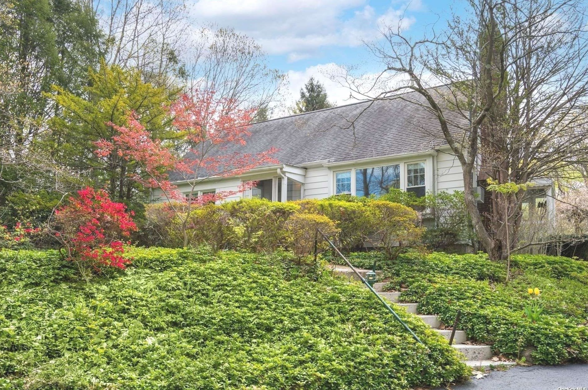 27 Dunlop Rd, Hunt NY 11743-3932 exterior