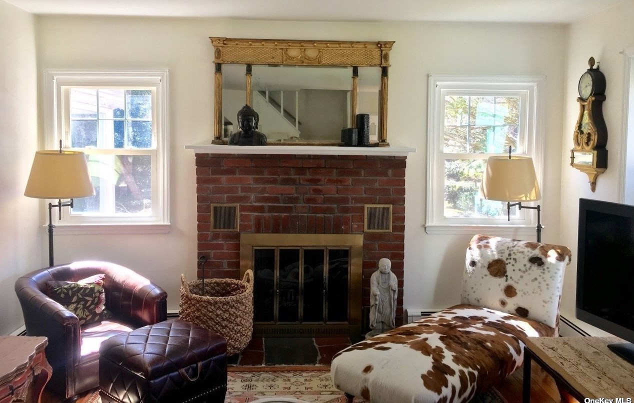 27 Dunlop Rd, Hunt NY 11743-3932 exterior