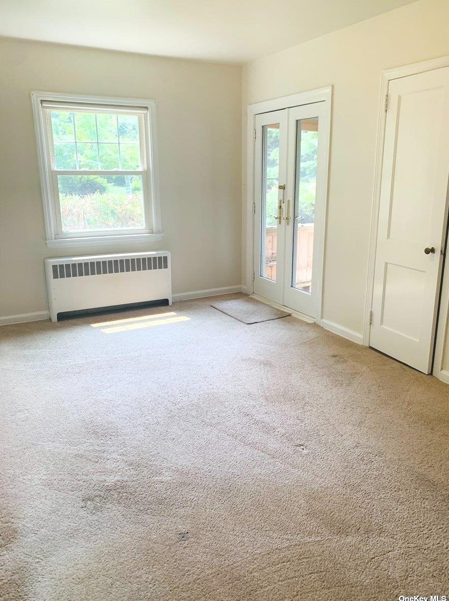 27 Dunlop Rd, Hunt NY 11743-3932 exterior