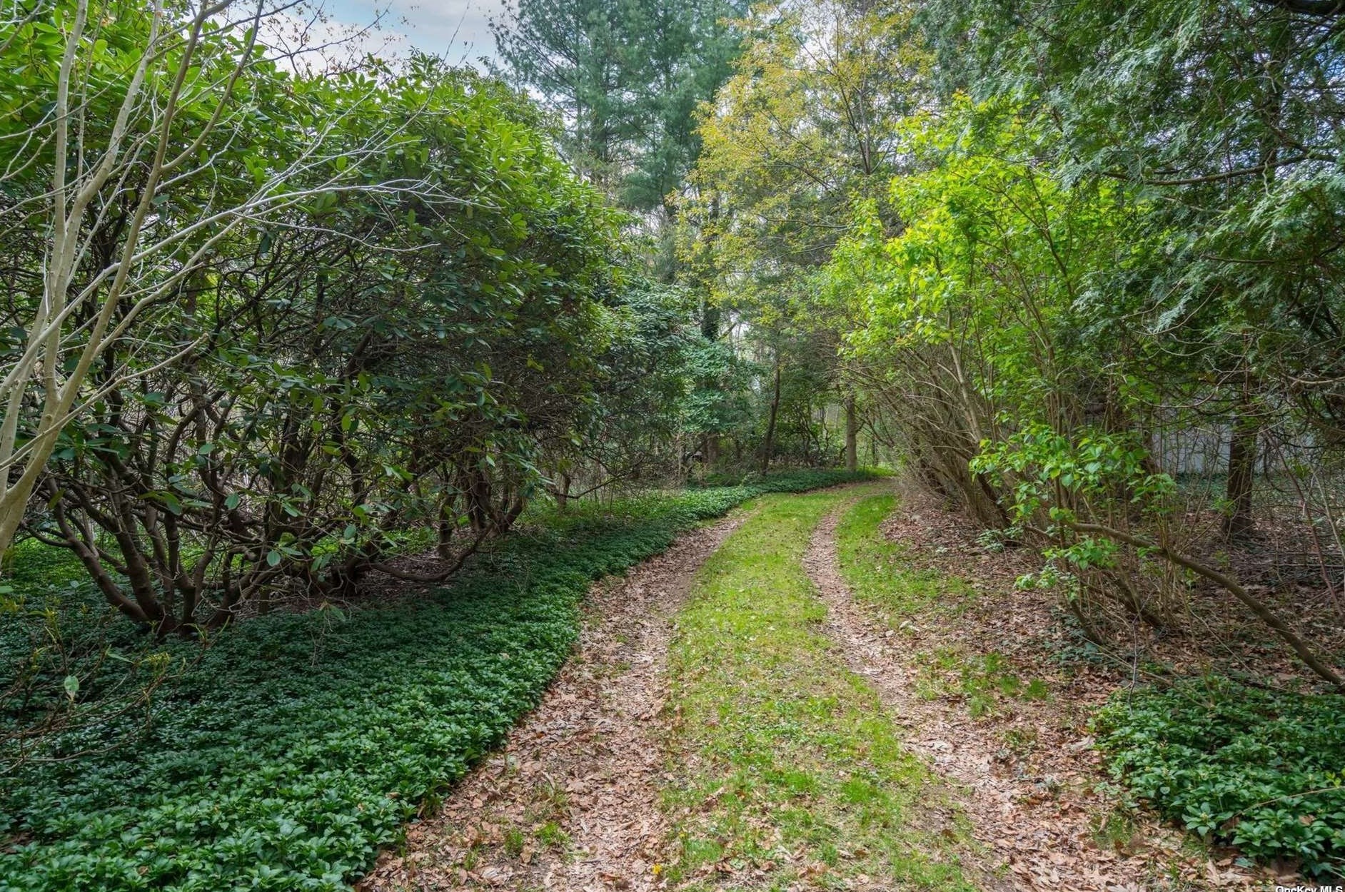 27 Dunlop Rd, Hunt NY 11743-3932 exterior