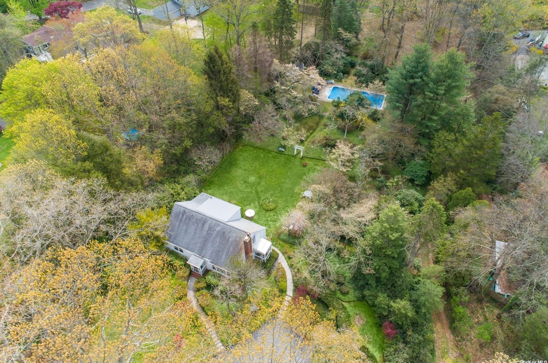 27 Dunlop Rd, Hunt NY 11743-3932 exterior